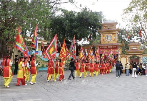 Đoàn rước với hàng trăm người tham gia rất nghiêm trang, đậm bản sắc dân tộc.