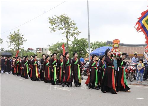 Đoàn rước với hàng trăm người tham gia rất nghiêm trang, đậm bản sắc dân tộc.