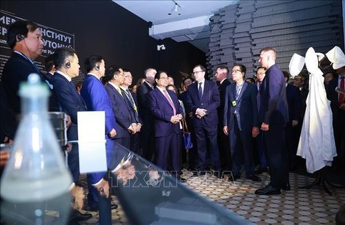 Thủ tướng Phạm Minh Chính thăm Triển lãm hạt nhân tại Moskva. Ảnh: Dương Giang/TTXVN
