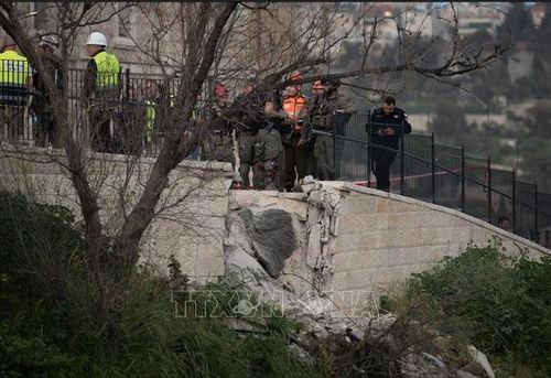 Bức tường bị hư hại do trúng tên lửa tại Jerusalem ngày 20/3/2026. Ảnh: THX/TTXVN