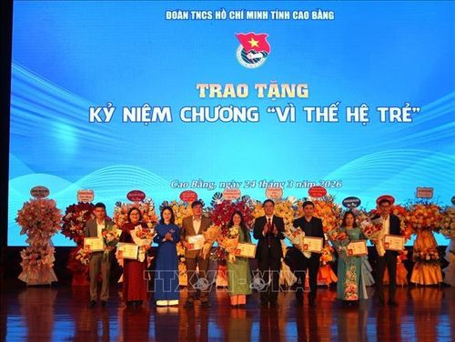 Trao tặng Kỷ niệm chương "Vì thế hệ trẻ" cho 15 cán bộ lãnh đạo các sở, ban, ngành, địa phương.