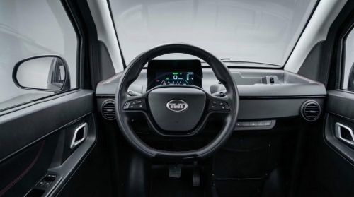 Nội thất được tối giản để giảm chi phí, tập trung vào các trang bị cơ bản như màn hình hiển thị thông tin, điều hòa và nút bấm khởi động.