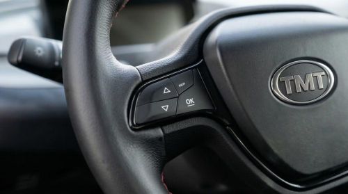 Vô-lăng của Nano S05 có các nút bấm chức năng với logo TMT đặt ở giữa.