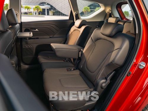 Hyundai Stargazer mới tiếp tục trang bị bàn gấp cho hàng ghế thứ 2 tiện dụng cho người dùng