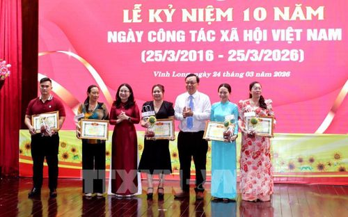 Tuyên dương các cá nhân có nhiều đóng góp trong công tác xã hội. Ảnh: Lê Thúy Hằng – TTXVN