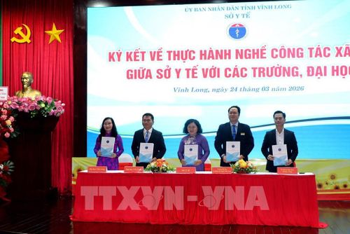 Ký kết về thực hành nghề công tác xã hội giữa Sở Y tế và các trường đại học. Ảnh: Lê Thúy Hằng – TTXVN