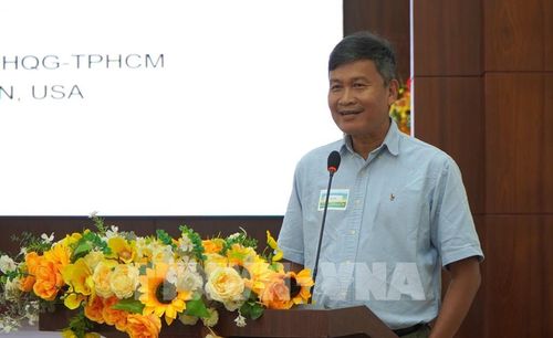 Tiến sĩ Trần Triết, trường Đại học Khoa học Tự nhiên (Đại học quốc gia Thành phố Hồ Chí Minh) báo cáo hiện trạng và thách thức đối với hệ sinh thái đất ngập nước Đồng bằng sông Cửu Long. Ảnh: Nhựt An - TTXVN