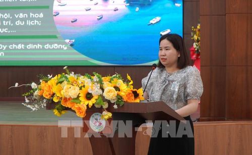 Bà Đàm Thị Quỳnh Nga, đại diện Cục Bảo tồn thiên nhiên và Đa dạng sinh học trình bày định hướng quản lý và phục hồi hệ sinh thái đất ngập nước trong giai đoạn 2025 - 2030. Ảnh: Nhựt An - TTXVN
