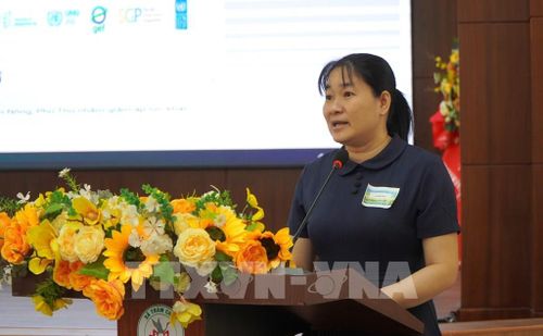 Phó giáo sư, Tiến sĩ Lê Diễm Kiều, trường Đại học Đồng Tháp chia sẻ về Dự án nâng cao nhận thức và phát triển du lịch trải nghiệm cho các hộ dân tại vùng đệm Vườn quốc gia Tràm Chim. Ảnh: Nhựt An - TTXVN