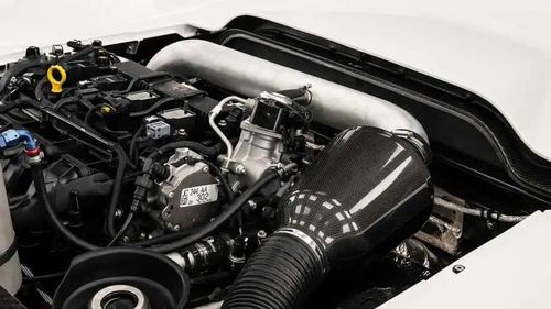 Xe có động cơ xăng tăng áp 2,3 lít 4 xi-lanh nguồn gốc Ford, công suất 395 mã lực, kết hợp hộp số ly hợp kép 6 cấp.
