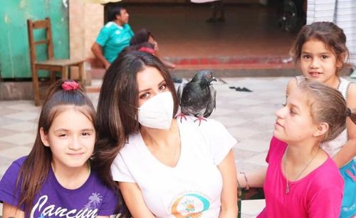 Fátima Nohelia Rodríguez tham gia hoạt động cộng đồng cùng trẻ em thông qua tổ chức "Una Mano para mi Hermano" của cô. Ảnh: IGNV
