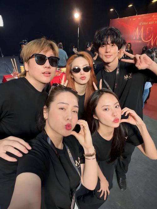 Nhật Kim Anh cùng dàn cast của bộ phim.