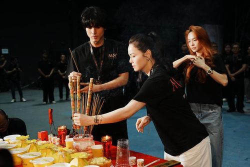 Diễn viên Nhật Kim Anh tại buổi cúng khai máy phim Mẹ Mìn.