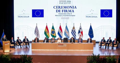 Tổng thống Panama Jose Raul Mulino, Tổng thống Bolivia Rodrigo Paz, Chủ tịch Hội đồng Châu Âu Antonio Costa, Chủ tịch Ủy ban Châu Âu Ursula von der Leyen, Tổng thống Argentina Javier Milei, Tổng thống Uruguay Yamandu Orsi và Ngoại trưởng Brazil Mauro Vieira lắng nghe bài phát biểu của Tổng thống Paraguay Santiago Pena. Ảnh: Reuters