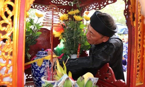 Chóe nước được lấy từ đền Cùng giếng Ngọc về thờ tại đền Vua Bà - Thủy tổ Quan họ.