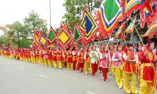 Hàng trăm người dân tham gia đoàn rước.