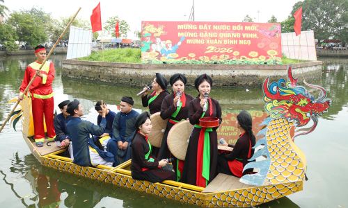 Hát quan họ trên thuyền trong ngày hội.