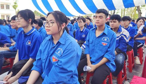 Các em học sinh Trường Trung học phổ thông Lý Thường Kiệt số 1 dự buổi nói chuyện về văn hóa đọc.