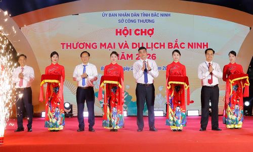  Đại biểu cắt băng khai mạc hội chợ. 