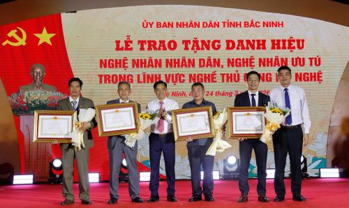  Các đồng chí: Nguyễn Văn Thịnh, Nguyễn Minh Hiếu trao danh hiệu Nghệ nhân Ưu tú cho các cá nhân. 