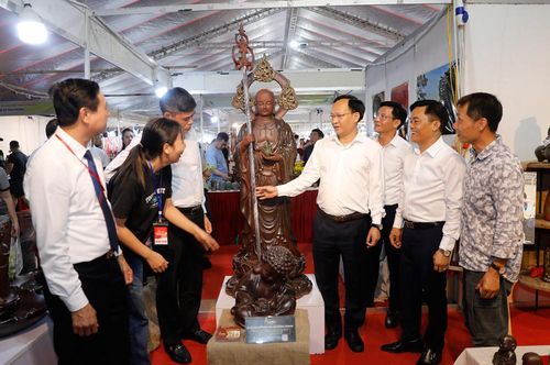  Đồng chí Phạm Văn Thịnh cùng các đại biểu tham quan gian trưng bày sản phẩm gốm mỹ nghệ tại hội chợ. 