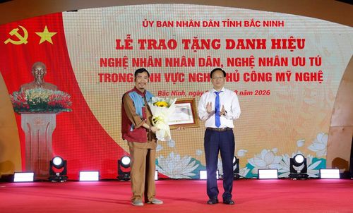  Đồng chí Phạm Văn Thịnh trao danh hiệu Nghệ nhân Nhân dân cho ông Nguyễn Đình Vinh, xã Liên Bão. 