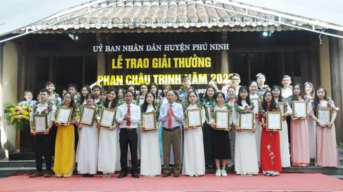 Lãnh đạo huyện Phú Ninh trao giải thưởng Phan Châu Trinh năm 2023. Ảnh: N.ĐOAN