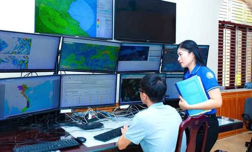 Đài Khí tượng thủy văn Trung Bộ nỗ lực chuyển hóa tối ưu dữ liệu quan trắc thành bản tin dự báo, cảnh báo thời tiết, thiên tai tin cậy. Ảnh: PV