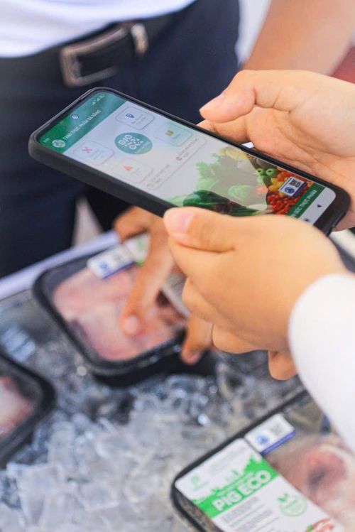 Người tiêu dùng sử dụng điện thoại thông minh quét mã QR để truy xuất nguồn gốc thực phẩm, góp phần minh bạch thông tin và bảo đảm an toàn khi lựa chọn sản phẩm. Ảnh: KHÁNH HUYỀN