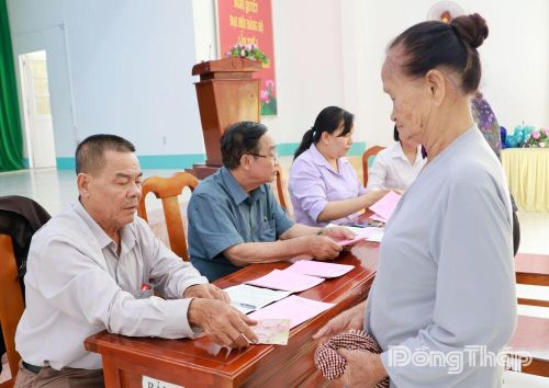Người dân nhận tiền hỗ trợ từ Chương trình Từ thiện xã hội Hiểu và Thương - TP. Hồ Chí Minh.
