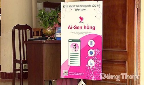 Bảng giới thiệu và hướng dẫn trải nghiệm mô hình “AI Sen hồng” được đặt ngay cổng vào Bảo tàng Đồng Tháp.