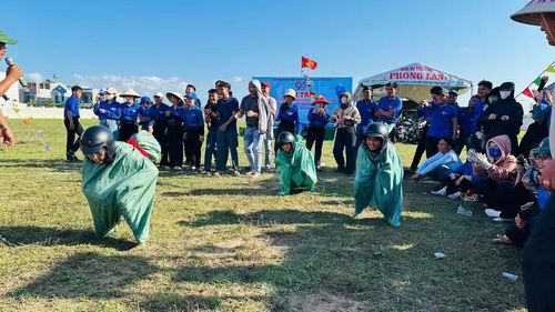 ĐVTN xã Tuy Phước Bắc háo hức tham gia trò chơi nhảy bao bố. Ảnh: ĐVCC
