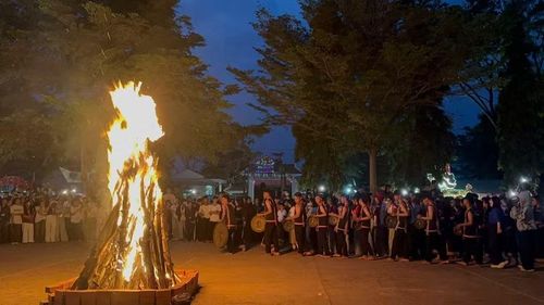 Hội trại truyền thống của Trường THPT Nguyễn Thị Minh Khai thêm sôi nổi bởi phần trình diễn cồng chiêng. Ảnh: ĐVCC