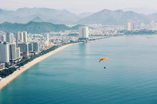 Du khách bay dù lượn ngắm vịnh Nha Trang.