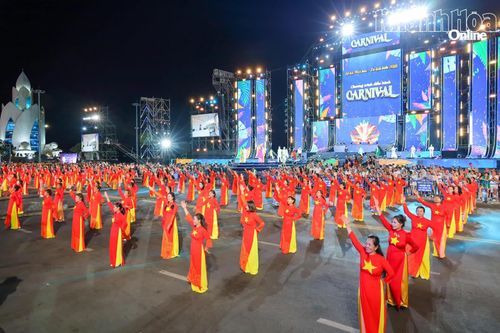 Phụ nữ Khánh Hòa đồng diễn trong Lễ hội Văn hóa - Du lịch biển 2025.