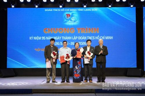 Ban tổ chức tặng quà tri ân các đồng chí nguyên cán bộ đoàn 