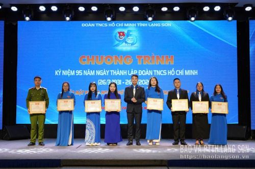 Lãnh đạo Tỉnh đoàn trao bằng khen cho các cá nhân đã có thành tích tiêu biểu trong đợt phát động thi đua, tổ chức các hoạt động kỷ niệm 95 năm Ngày thành lập Đoàn TNCS Hồ Chí Minh (26/3/1931 - 26/3/2026)
