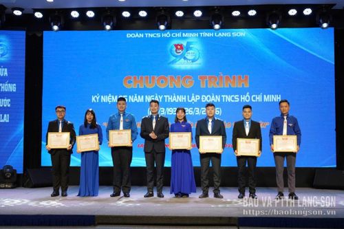 Lãnh đạo Tỉnh đoàn trao bằng khen cho các tập thể tiêu biểu trong đợt phát động thi đua, tổ chức các hoạt động kỷ niệm 95 năm Ngày thành lập Đoàn TNCS Hồ Chí Minh (26/3/1931 - 26/3/2026)