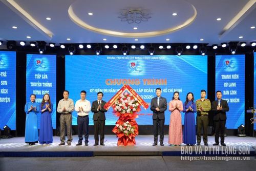 Đồng chí Nguyễn Hoàng Tùng, Ủy viên Ban Thường vụ Tỉnh ủy, Phó Chủ tịch Thường trực Ủy ban MTTQ Việt Nam tỉnh và đại diện các tổ chức chính trị - xã hội tỉnh tặng hoa chúc mừng Tỉnh đoàn