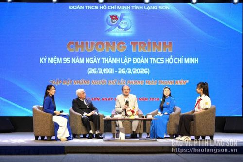 Khách mời chia sẻ trong chương trình “Gặp mặt những người giữ lửa phong trào thanh niên”