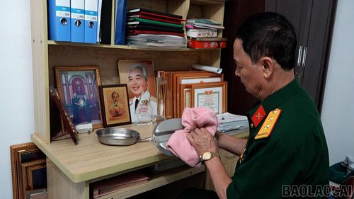 Cựu chiến binh Nguyễn Xuân Mai bên những kỷ vật gắn liền với những năm tháng chiến đấu.