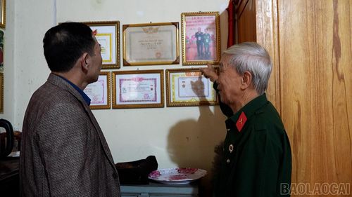 Cựu chiến binh Nguyễn Văn Chuyên (bên phải) kể lại những năm tháng chiến đấu chống Mỹ cứu nước.
