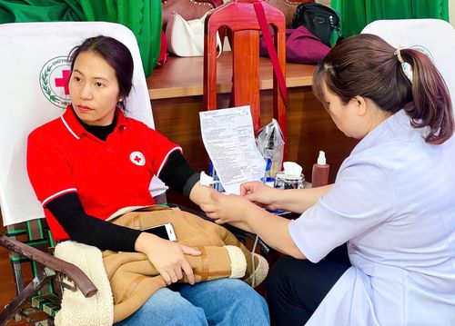 Tình nguyện viên Chữ thập đỏ xã Ka Đô tham gia hiến máu