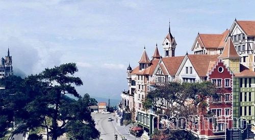 Khung cảnh thơ mộng với những dãy nhà mang kiến trúc Châu Âu nổi bật giữa núi rừng Tam Đảo.