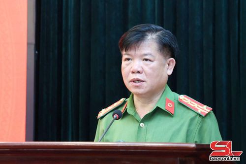 Lãnh đạo Công an tỉnh báo cáo tại hội nghị.