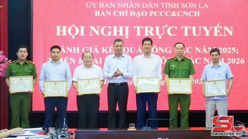 Đồng chí Phó Chủ tịch UBND tỉnh trao bằng khen cho các tập thể, cá nhân có thành tích xuất sắc trong phong trào “Toàn dân PCCC&amp;CNCH” năm 2025.