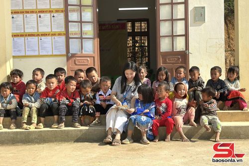 Cô và trò điểm trường bản Nậm Lạn, xã Mường Lạn.