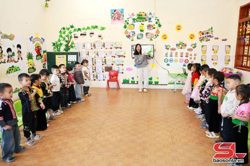 Một tiết học tiếng Anh tại điểm trường Nà Khi.