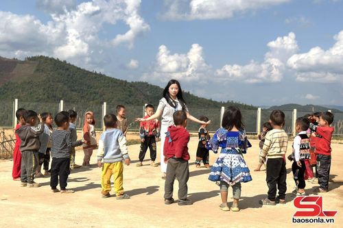 Một tiết học ngoài trời tại điểm trường Nậm Lạn, Trường Mầm non Hoa Phong Lan.