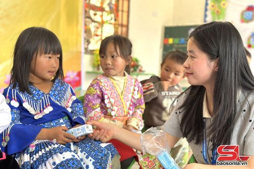 Cô giáo Tòng Thị Phương Trinh cùng những học trò điểm trường bản Nậm Lạn.